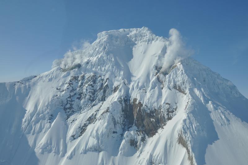 The summit of Iliamna volcano with active fumaroles (photo: Tina Neal, Alaska Volcano Observatory / USGS)