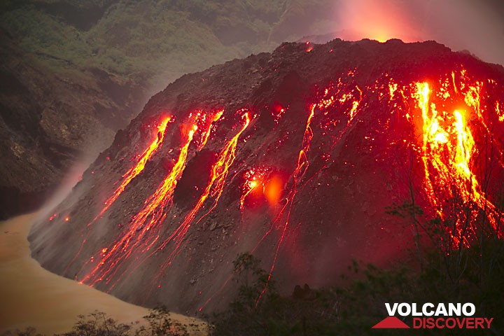 The new lava dome growing inside the lake of Kelut's crater in Nov 2007