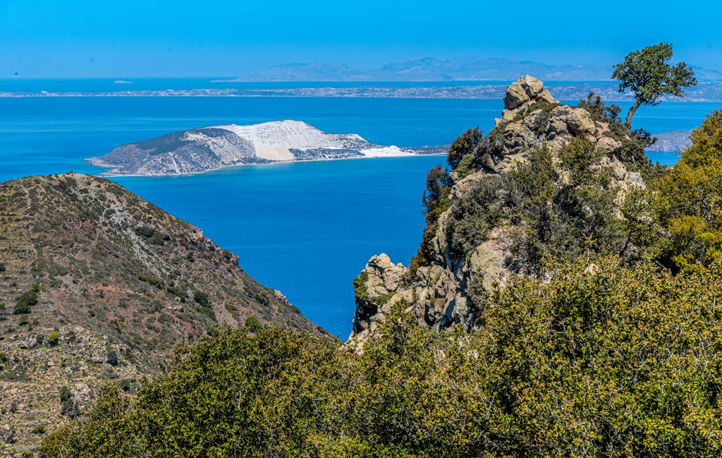 The island of Yali (center) seen from Nisyros; Kos and the Turkish coast are in the background (image: Tom Pfeiffer)