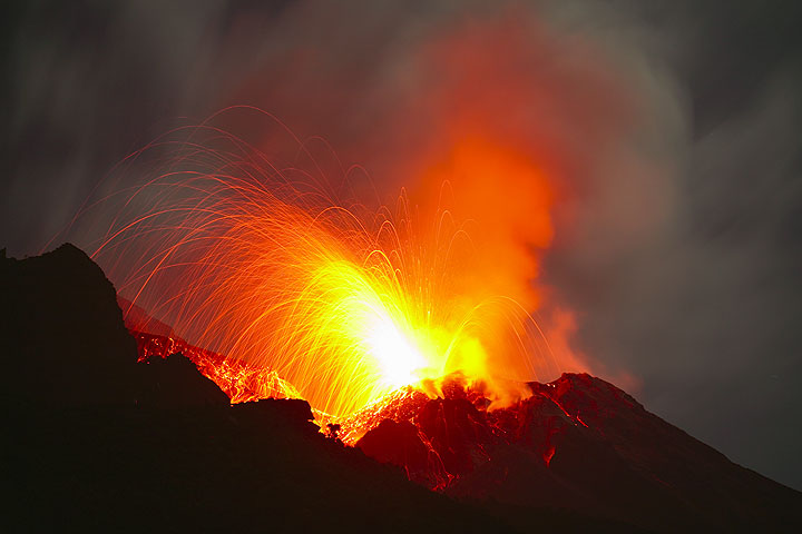 Ein kräftiger Ausbruch am Stromboli