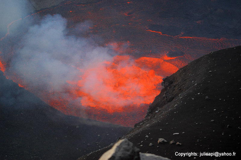 Karthala with the lava lake in the summit crater (2006 eruption)