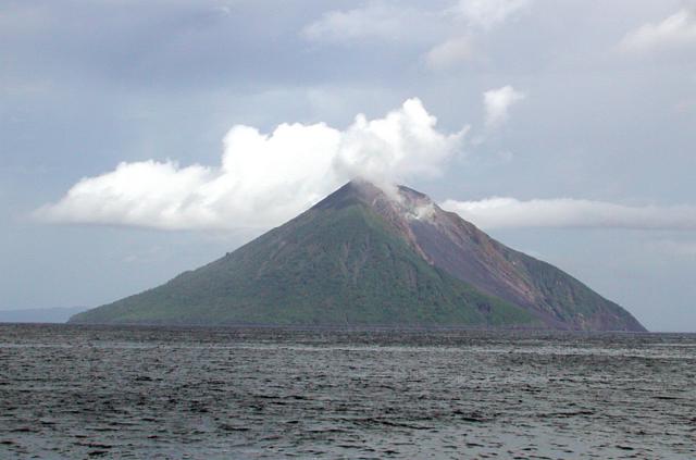 The northern side of Tinakula volcano with its "Sciara del Fuoco" below the crater at the right. Photo by Donn Tolia, 2002 (Geological Survey of the Solomon Islands, courtesy of CSIRO)